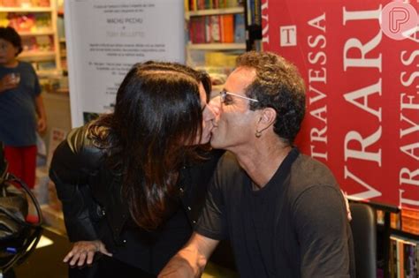 Foto Malu Mader Beija Tony Bellotto Em Lan Amento Do Livro Machu