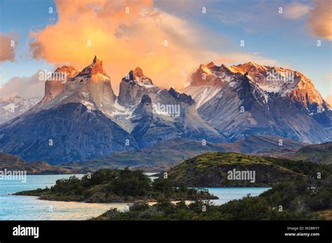 Lago pehoe lake paine massif patagonia hi-res stock photography and ...