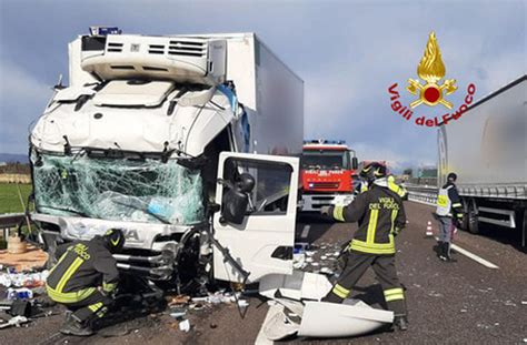 Maxi Tamponamento Tra Tir In Autostrada Un Morto E Tre Feriti