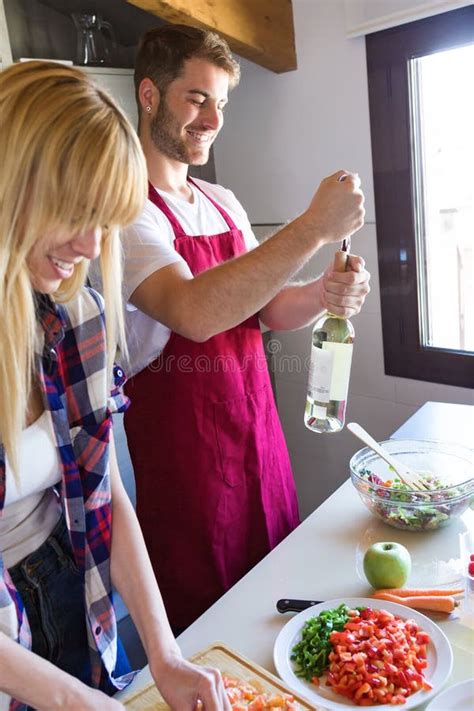 Pares Jovenes Felices Que Cocinan Junto Mientras Que El Hombre Abre Una