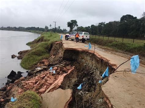 Erosão causa abertura de cratera e estrada é interditada em cidade no