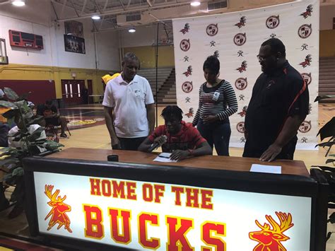 Photos: 5-star WR Jerry Jeudy signs financial aid papers with Alabama