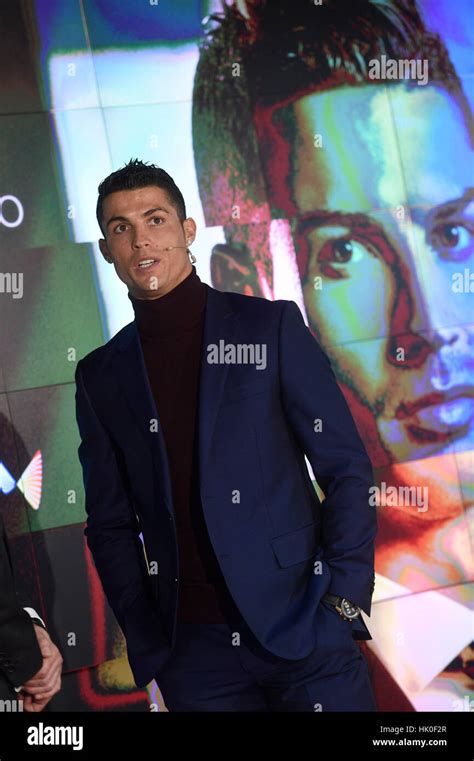 RealMadrid Fußballspieler Cristiano Ronaldo präsentiert seine neue