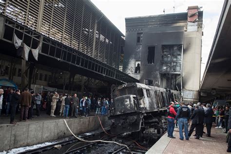 Tragedia En El Cairo Un Accidente Ferroviario Provoca Al Menos 20