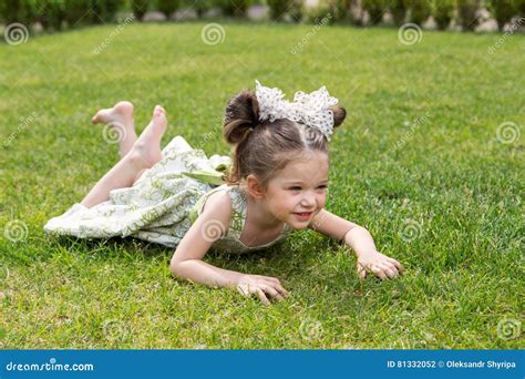 Belle Petite Fille Se Trouvant Sur L Herbe Photo Stock Image Du