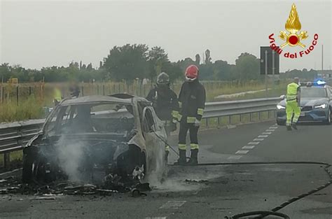 Latisana Auto Si Incendia Sulla Corsia D Emergenza Dell Autostrada