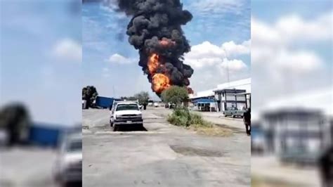 VIDEO Se incendia pipa de gas al interior de fábrica en Salinas