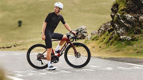 BH signe un vélo de route électrique très léger et à la motorisation