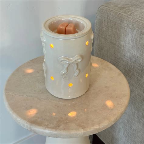 Scentsy January 2026 Warmer Of The Month - Dreamer's Bow + Amber & Peach