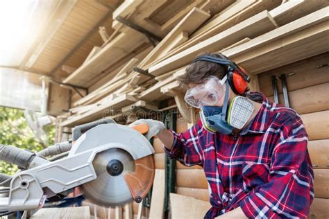 Carpinteiro Homem Forte Usando O Conceito De Trabalho Industrial De