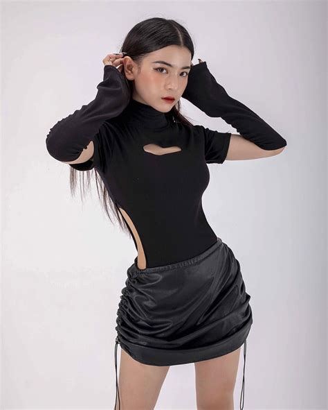 Hot girl sở hữu vòng eo 56cm chọn mặc hở vì yêu bản thân Báo Dân trí