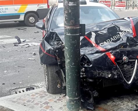 Torino Violento Scontro Tra Auto Allincrocio Auto Dei Carabinieri