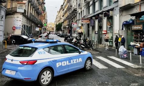 Rapinano Giovane In Via De Nicola A Napoli Arrestati