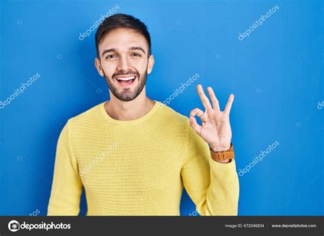 Hombre Hispano Pie Sobre Fondo Azul Sonriendo Positivo Haciendo Signo