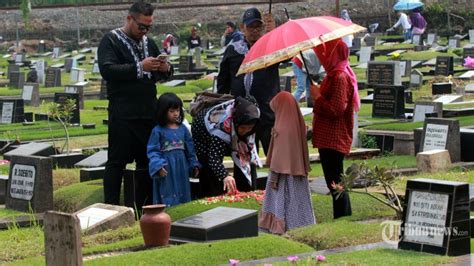 Jelang Puasa Banyak Makam Didatangi Ini Adab Dan Doa Saat Ziarah Kubur