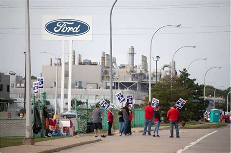 Us Auto Workers Eye Expanded Strike As Talks Continue