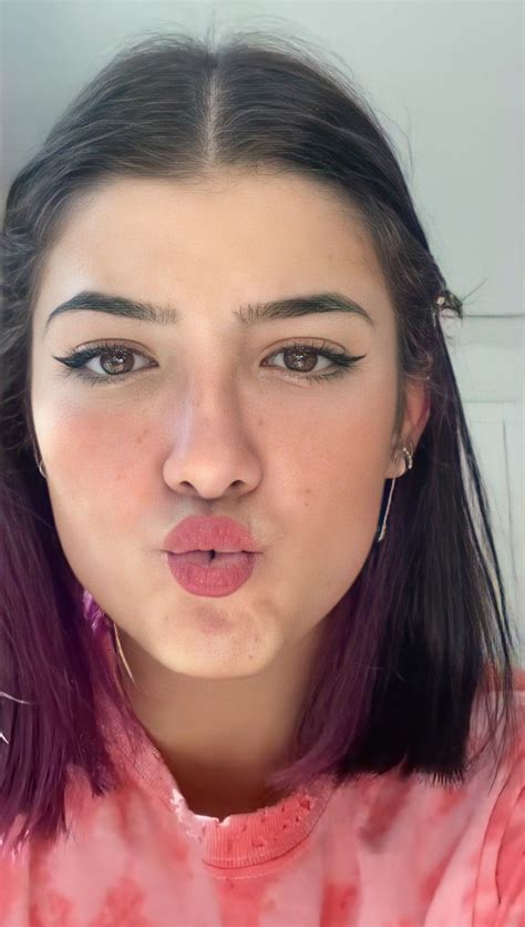 Charli Damelio On Tiktok Charli Damelio Photos Hair Color Pastel