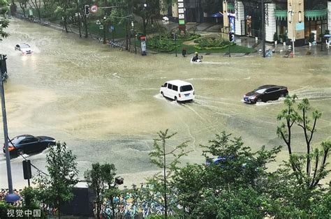 成都暴雨来袭城区“看海” 外卖小哥涉水送餐新浪图片