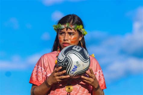 Jogadora do Tocantins é a primeira indígena a assinar contrato time