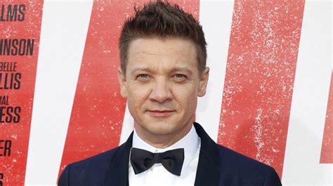 Evangeline Lilly Brags On Fellow Marvel Star Jeremy Renner S Miraculous