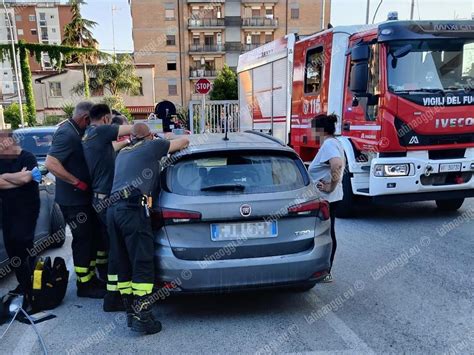 Bimbo Di Un Anno E Mezzo Bloccato In Auto Liberato Dai Vigili Del