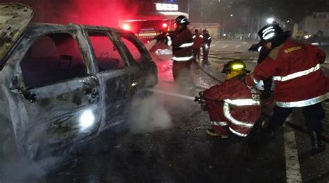 Bomberos de Caracas extinguen incendio de vehículo en avenida Las Palmas