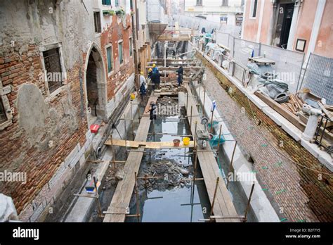 Canal repair works to drained canals Venice Italy Stock Photo: 18775209 ...