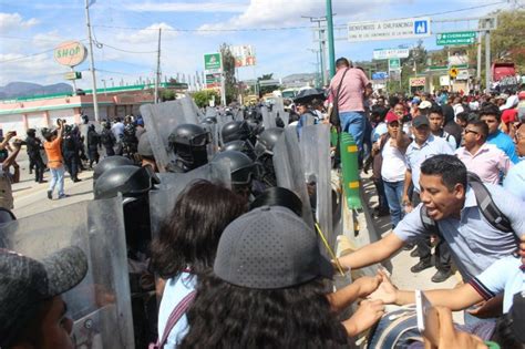 La Jornada Desalojan Con Violencia A Estudiantes Que Bloqueaban