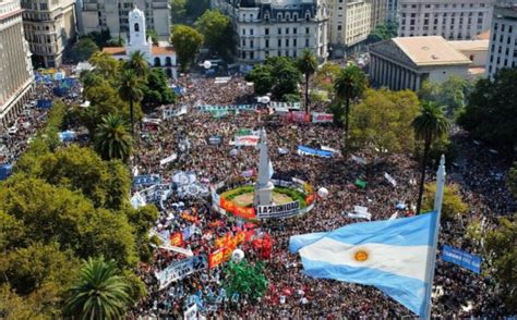 Una Multitud Marchó A Plaza De Mayo En Buenos Aires En El Primer Día