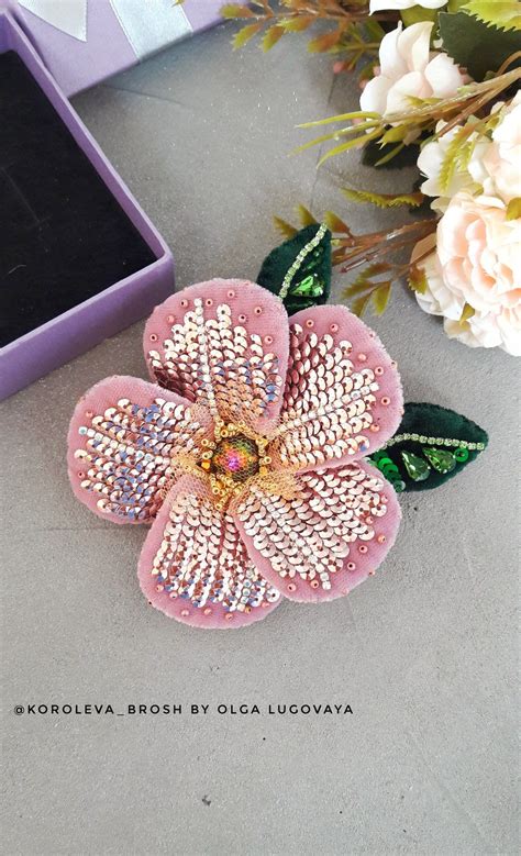Брошь из бархата/брошь цветок/ брошь из пайеток и бисера | Цветок брошь ...