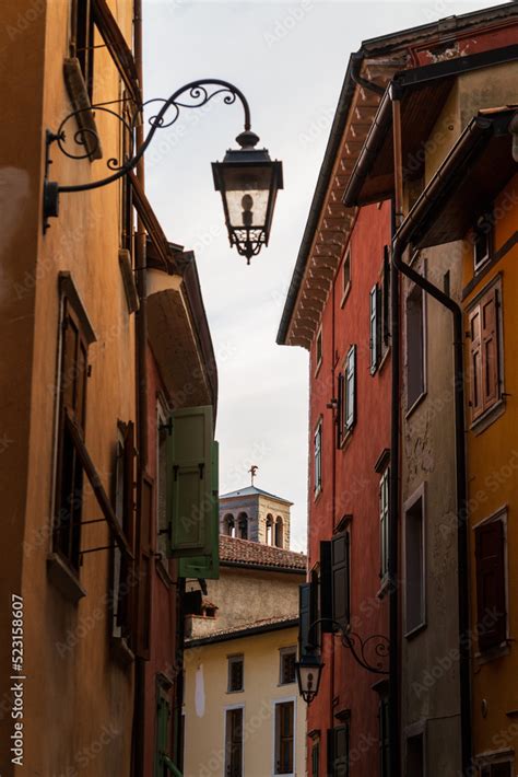 Lungo le vie del borgo di Riva del Garda uno dei borghi più belli d