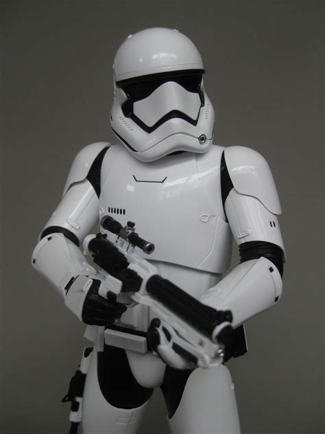 DeSMOnd Collection Hot Toys First Order Stormtrooper In TFA Pt