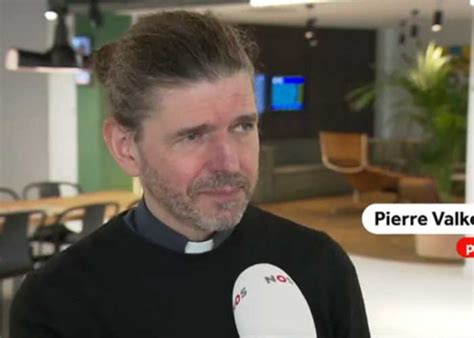 Pa Ses Bajos Di Cesis Pide A Sacerdote Gay Abandonar El Sacerdocio Tn Tv