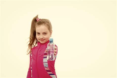 Chica con botella de agua potable niño siente sed en traje rosa aislado