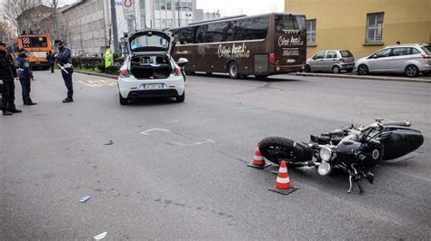 Incidente Tra Auto E Moto In Viale De Gasperi A Milano Grave Ragazzo