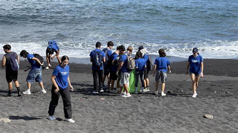 Más de 200 personas recogen 420 kilos de basura en la playa palmera de