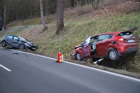 Nach Unfall Auf B In Schwarzenberg Drei Schwerverletzte