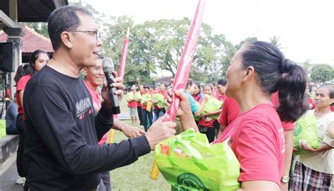 NUSABALI Tukang Suun Tabanan Dibantu Sembako