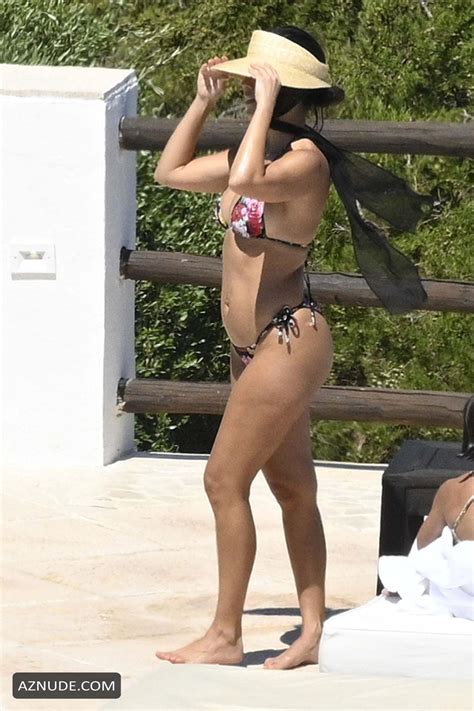 Kourtney Kardashian Enjoys Bikini Fun In Candid Snaps While Vacationing With Friends Off The