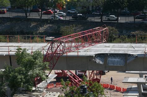 Gobierno de CDMX paga a afectados por caída de dovela del Tren