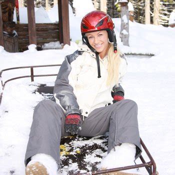 Sweet Avena Segal Spreads Her Legs And Toys Her Pussy In Snow Photos