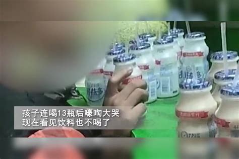 8岁男孩不吃饭偷喝6瓶饮料，爸爸气坏让他连喝13瓶，孩子反应亮了