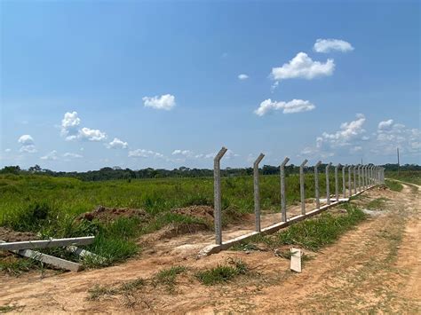 Deracre trabalha na execução do cercamento da pista de pouso do