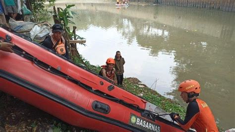 Becanda Di Pinggir Sungai Ciliwung Dua Remaja Terperosok Dan Hilang