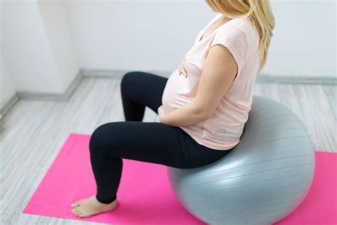 6 EJERCICIOS CON PELOTA DE PILATES PARA EMBARAZADAS