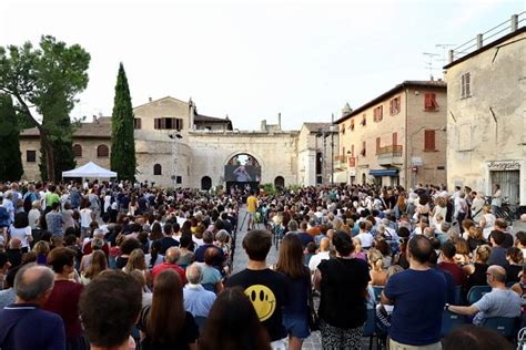 In Migliaia Per Roberto Saviano A Passaggi Festival