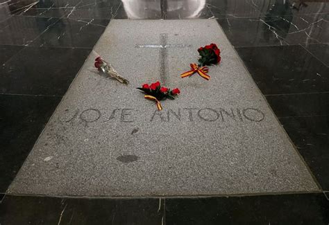 Qué personajes históricos están enterrados en el cementerio de San