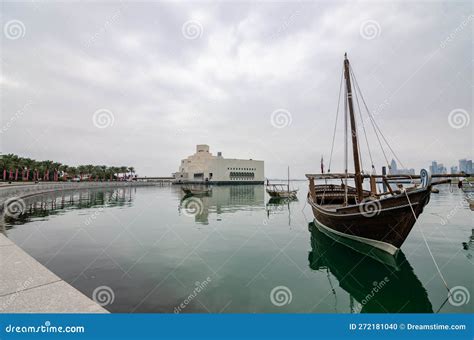 Botes De Dhow Tradicionales Detr S Del Museo De Arte Isl Mico Doha