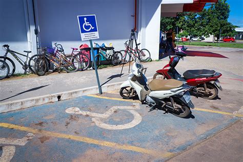 PM Ten Alexandro Orienta Motoristas Sobre Estacionamento Correto