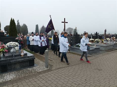 Ostr W Procesja Na Cmentarzu Parafialnym W Uroczysto Wszystkich